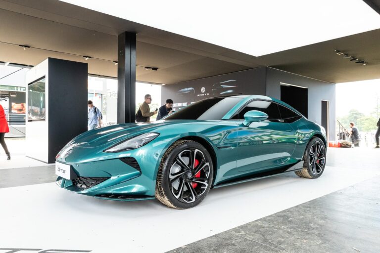 le-concept-mg-cyber-gts-s-expose-a-salon-prive-25951-8.jpg