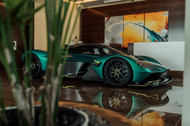 aston-martin-valkyrie-25964-4.jpg