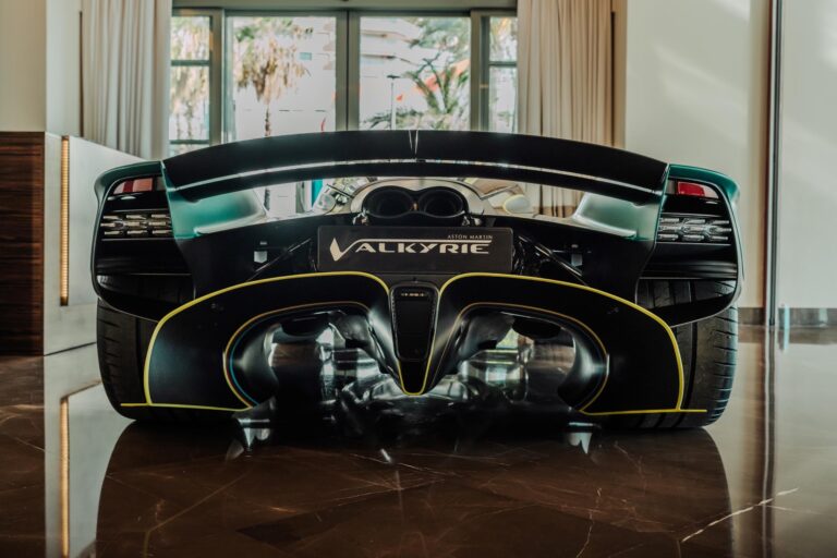 aston-martin-valkyrie-25964-6.jpg