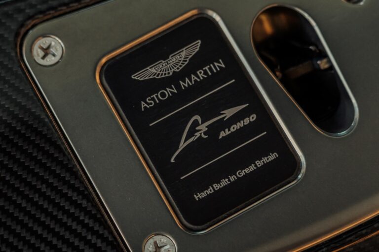 aston-martin-valkyrie-25964-7.jpg